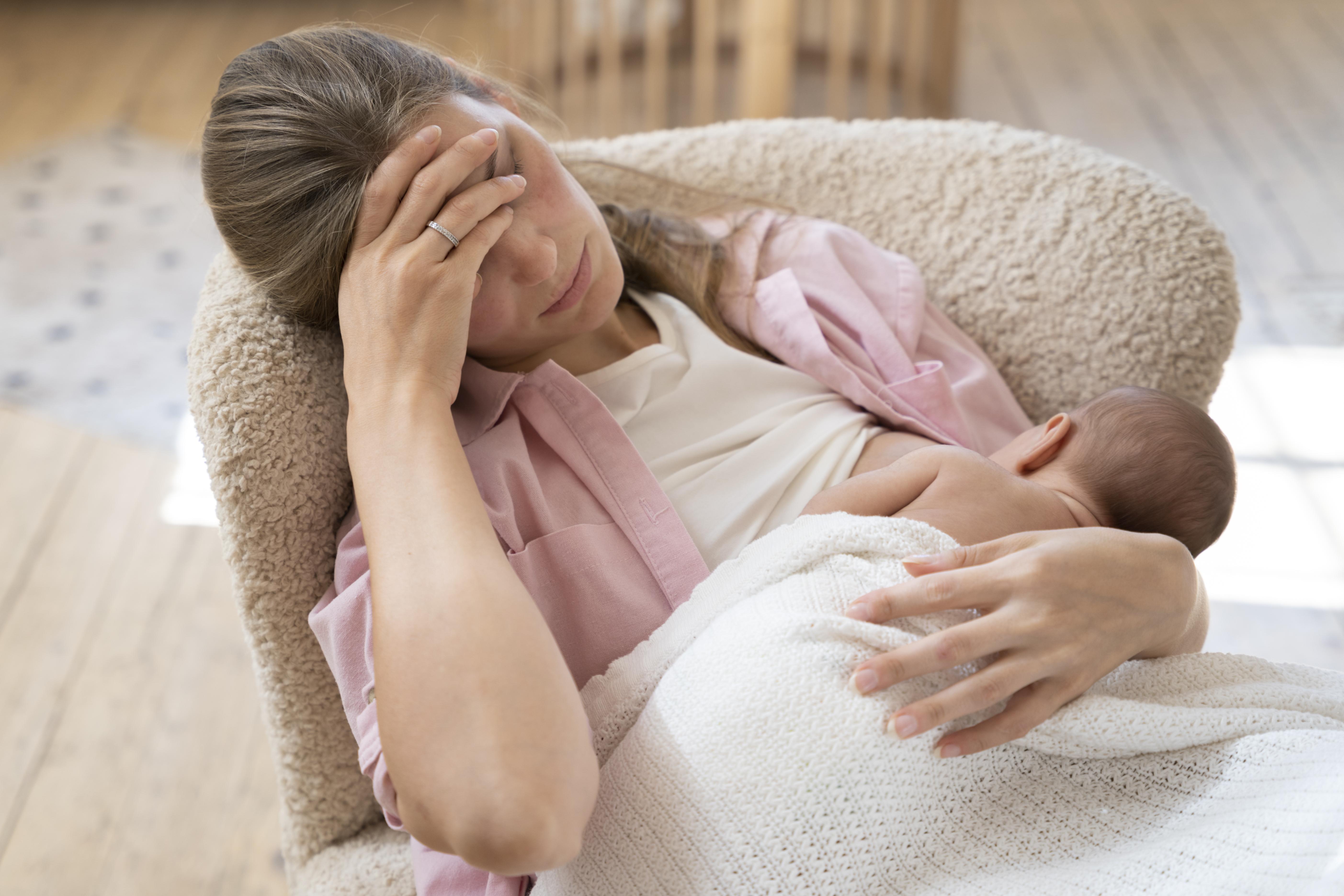 Mẹ Sau Sinh Ít Sữa Vì Căng Thẳng: Làm Sao Để Bé Vẫn Đủ Dinh Dưỡng, Tăng Cường Đề Kháng?